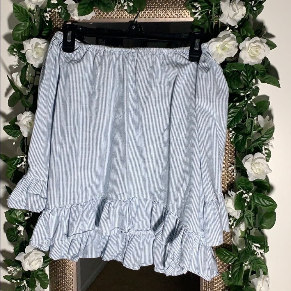 Baby blue & white striped top!💙✨